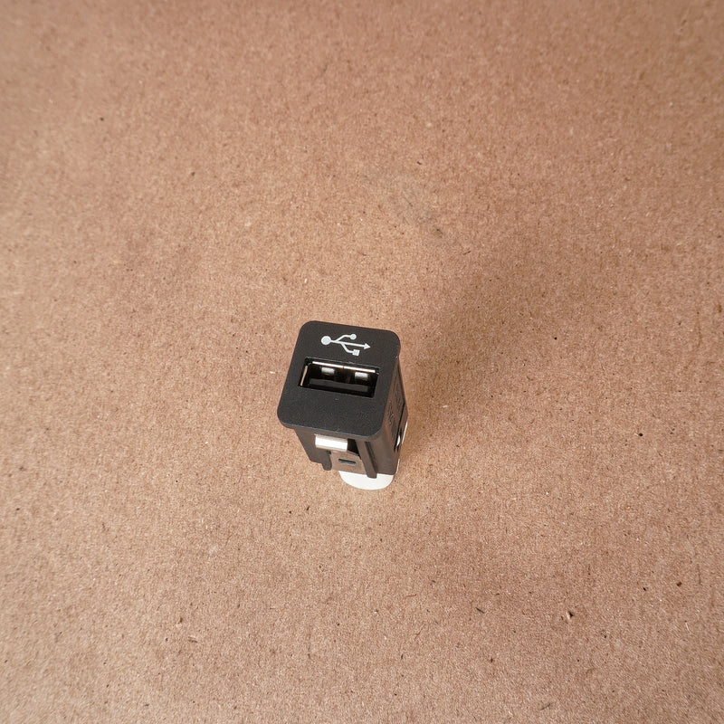 05-21 OEM BMW USB Socket X6M X6 X5 X3 X1 335i 535i 750i 9237656 E70 E84 F25 E60